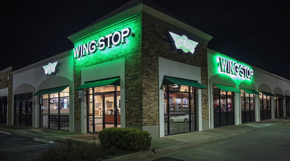 wingstop-restaurant-irving-texas-lit-night-green-signs